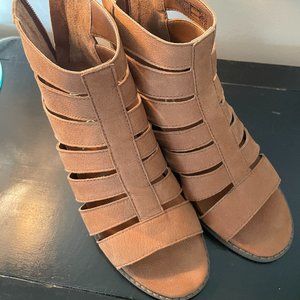 Vionic Bootees Brand new without tags, Size 6